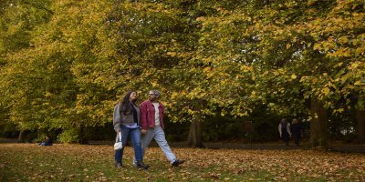 Stephens Green Autumnal Walk orange/brown/leaves/couple/walking/smiling/happy/date/bluejeans/redjumper