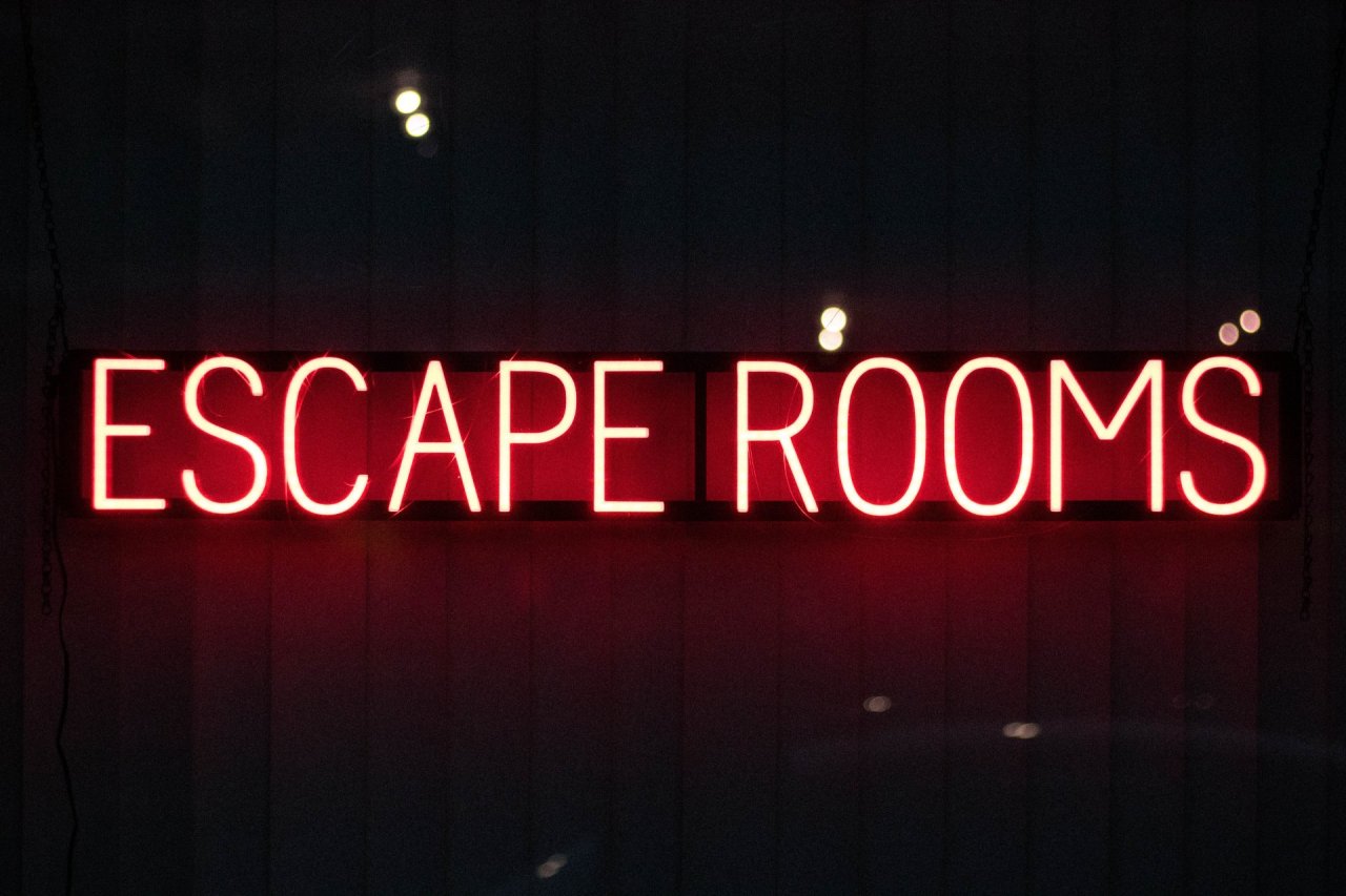 escape rooms lighted sign