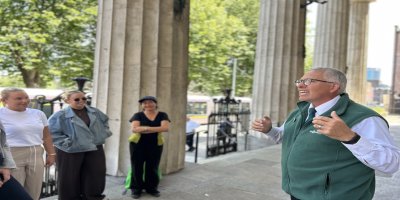 DoDublin Walking Tour dodublin guide leading walking tour